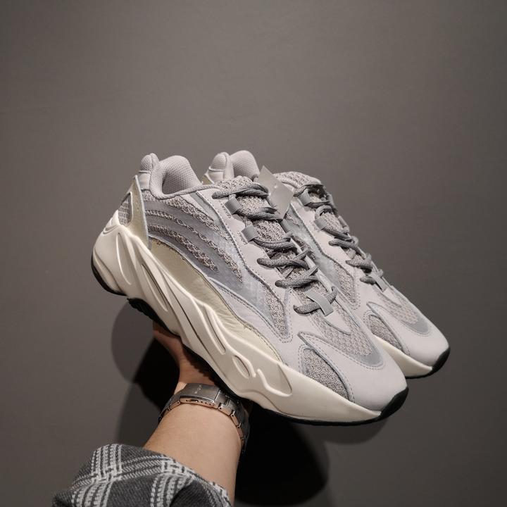 adidas yeezy 700